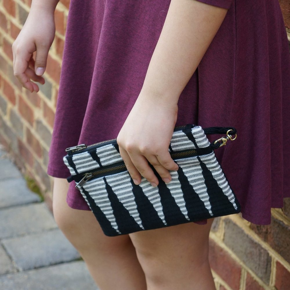 Crossbody/clutch black and white